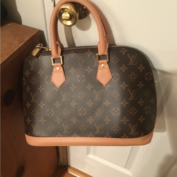 BEAUTIFUL LV BAG VERY LIGHTLY USED ONLY $465.00🔥🔥🔥🎁🎁 . - Picture 12 of 16